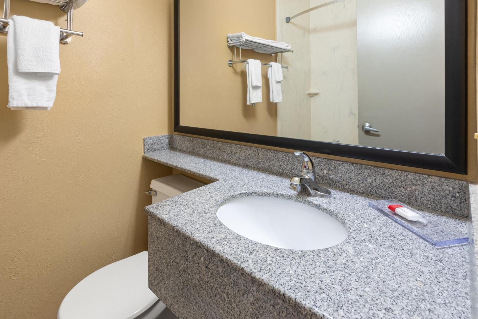 Days Inn By Wyndham Wauseon Esterno foto