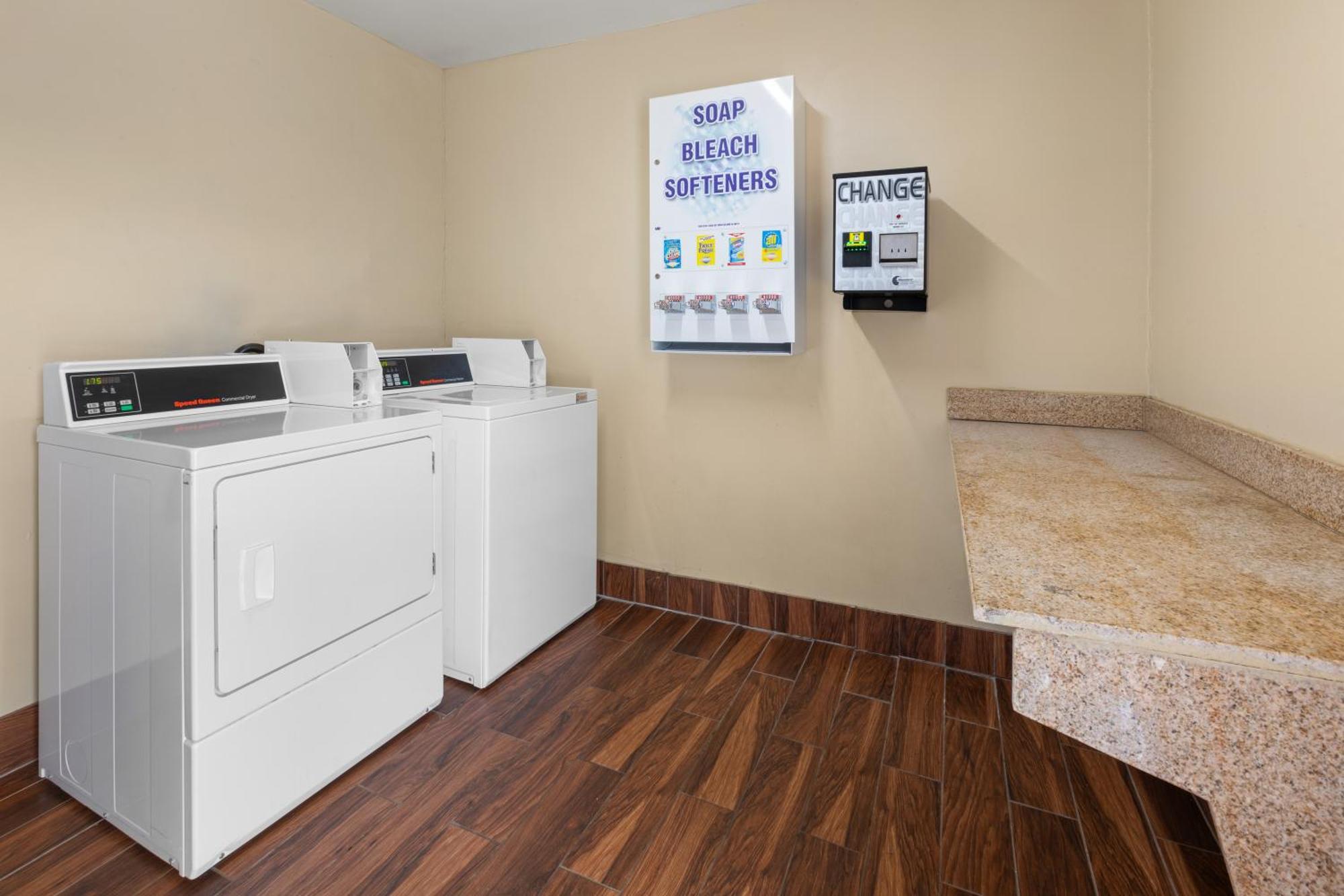 Days Inn By Wyndham Wauseon Esterno foto